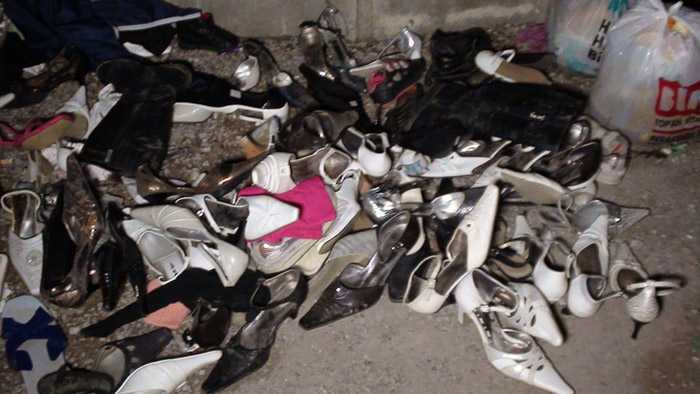 Yüzlerce Giysi Çöpe Atılmış 1