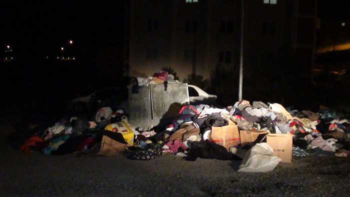 Yüzlerce Giysi Çöpe Atılmış 10