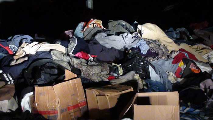 Yüzlerce Giysi Çöpe Atılmış 11
