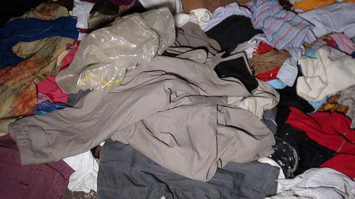 Yüzlerce Giysi Çöpe Atılmış 2
