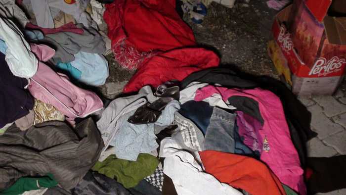 Yüzlerce Giysi Çöpe Atılmış 3