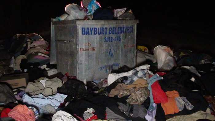 Yüzlerce Giysi Çöpe Atılmış 4