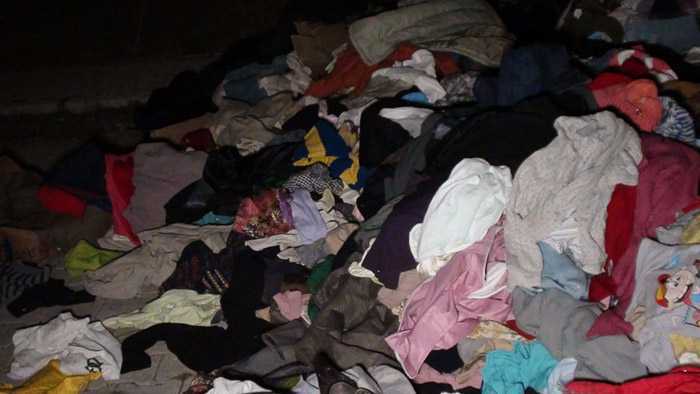Yüzlerce Giysi Çöpe Atılmış 5