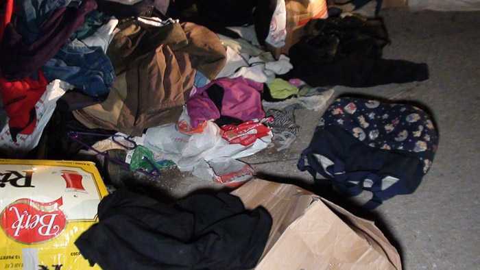 Yüzlerce Giysi Çöpe Atılmış 6