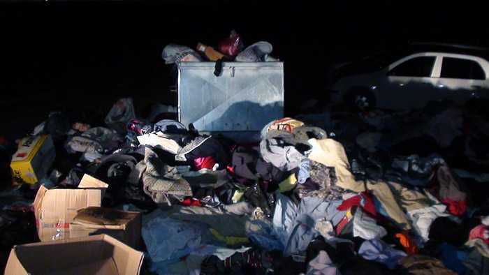Yüzlerce Giysi Çöpe Atılmış 8