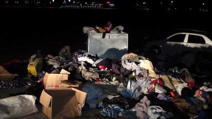 Yüzlerce Giysi Çöpe Atılmış 9