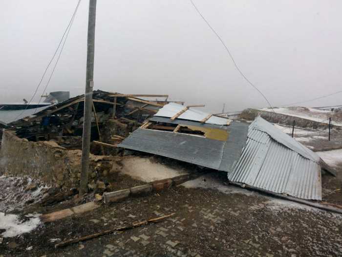 Rüzgar Demirözü İlçesinide Vurdu 10