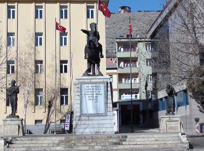 Atatürk Anıtı Onarım ve Değişim Bekliyor 1