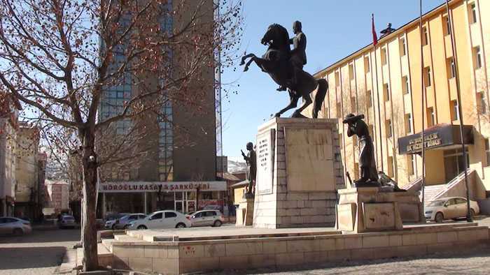 Atatürk Anıtı Onarım ve Değişim Bekliyor 2