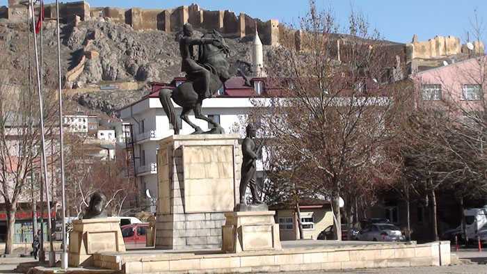 Atatürk Anıtı Onarım ve Değişim Bekliyor 3