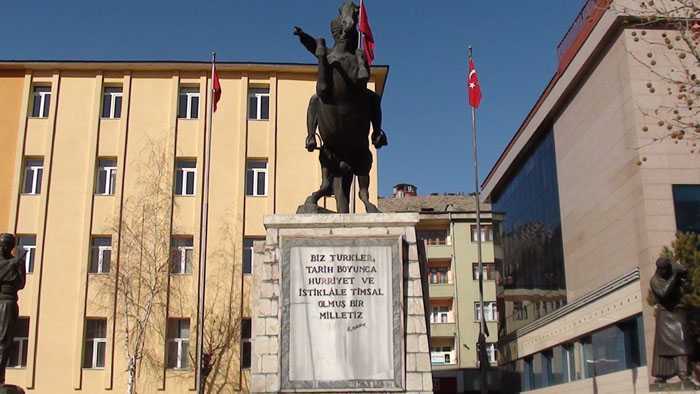 Atatürk Anıtı Onarım ve Değişim Bekliyor 8