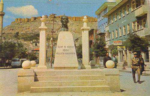 Atatürk Anıtı Onarım ve Değişim Bekliyor 9