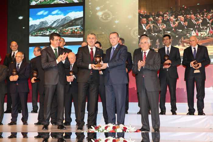 Bayburt Grup Ödülünü, Cumhurbaşkanı Erdoğan’ın Elinden Aldı  1