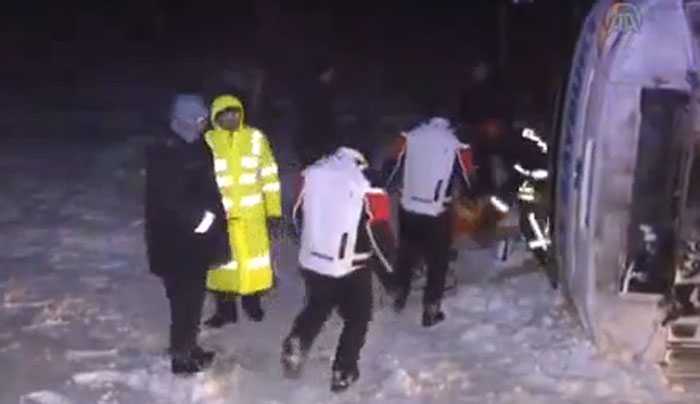 Devrilen Yolcu Otobüsünde 25 Kişi Yaralandı  5