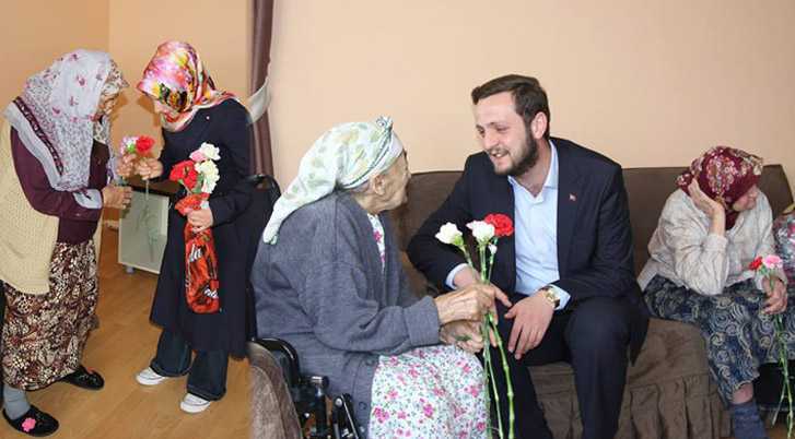 Ak Parti Gençlik Kollarından Huzurevi Ziyareti