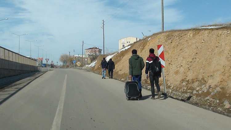 Öğrencilerin Okul Yolundaki Tehlikeli Yarışı-Foto Haber