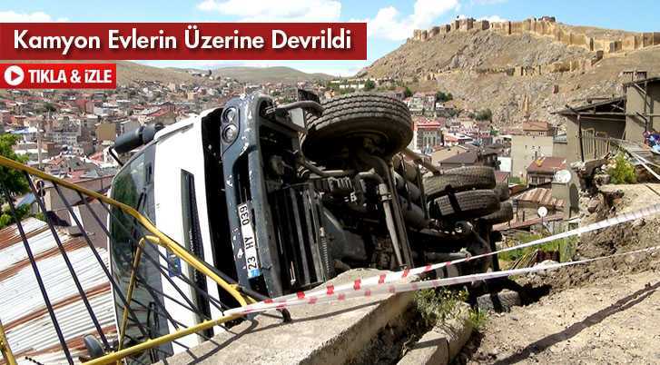 Toprak Yüklü Kamyon İki Evin Üzerine Devrildi