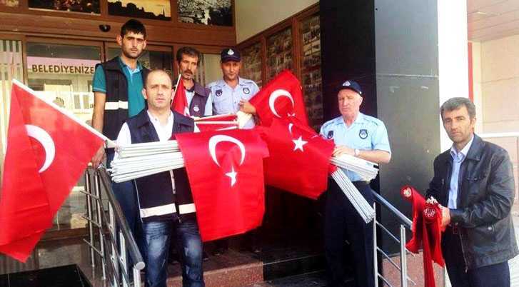 Bayburt Belediyesi’nden Bayrak Dağıtımı