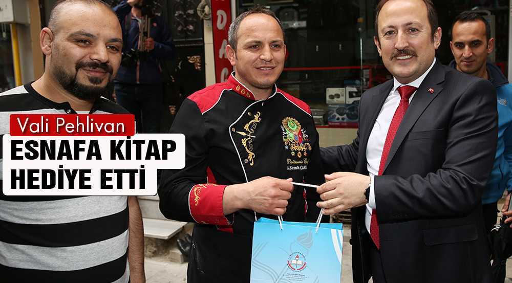 Bayburt Valisi Pehlivan, Esnaflara Kitap Hediye Etti