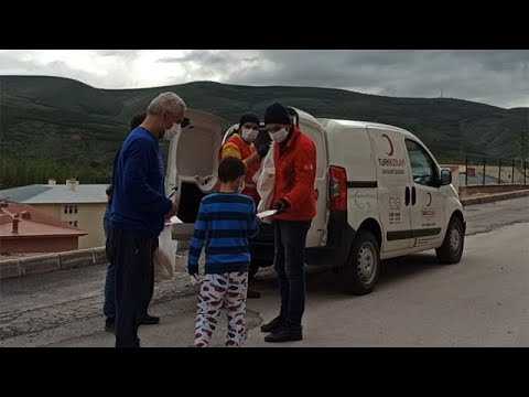 Bayburt’ta sokak sokak dolaşıp maske ve ekmek dağıttı – 25/05/2020