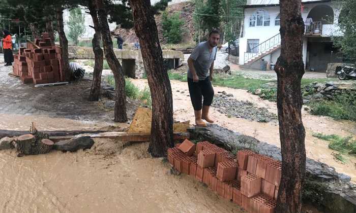 Aydıntepe’ye bağlı Suludere köyünde sağanak yağış sele dönüştü