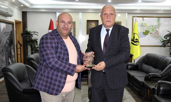 Belediye Başkanı Pekmezci “Kent Başkan” ödülünü aldı
