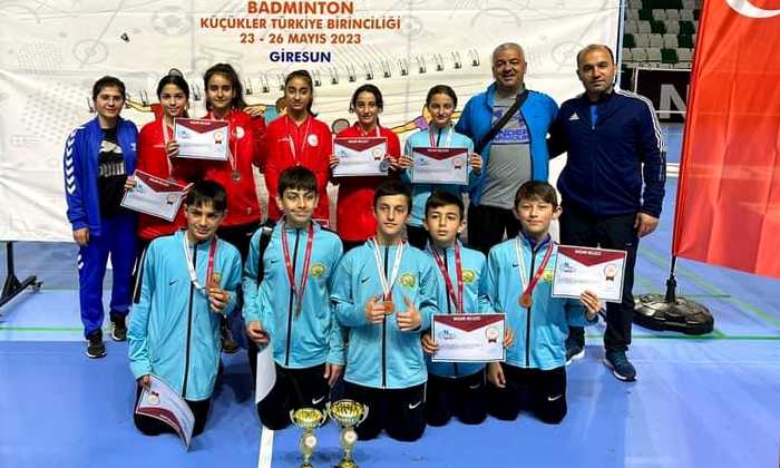 Bayburt Badminton takımlarından Türkiye derecesi