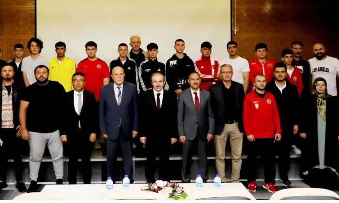 Türkiye derecesi kazanan öğrenciler ödüllendirildi
