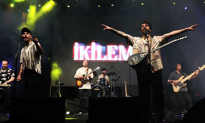 Bayburt Konserinde İkilem söyledi gençler coştu