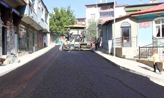 Bayburt Belediyesi sıcak asfalt çalışmalarını yoğunlaştırdı