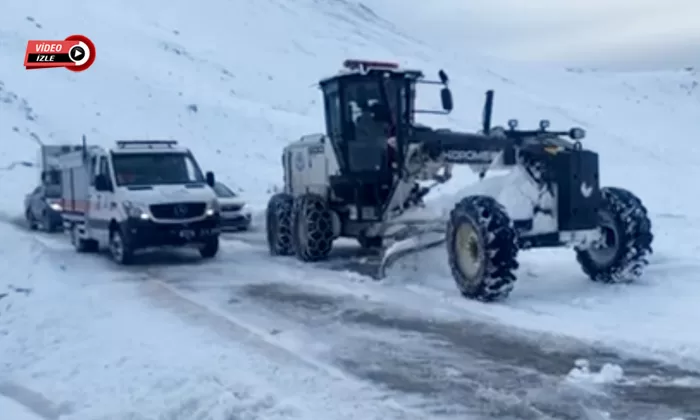 Bayburt’ta kar nedeniyle yolda mahsur kalan sürücü kurtarıldı
