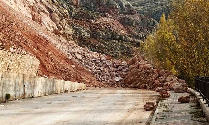 Ulaşıma kapanan Kaleardı Mahallesi yolunda çalışmalar devam ediyor