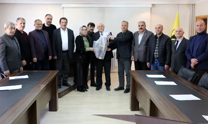 Seçim öncesi son meclis toplantısında Pekmezci’ye teşekkür hediyesi