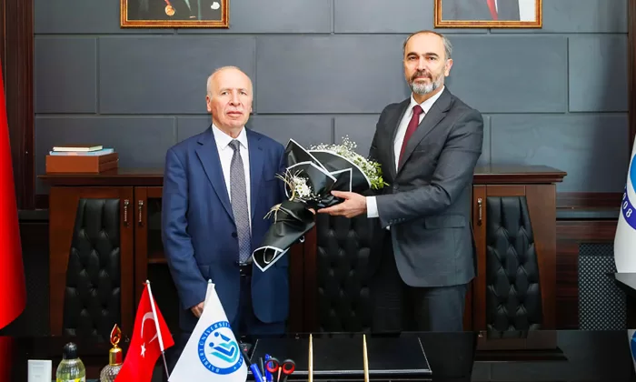 Bayburt Üniversitesi İlahiyat Fakültesi Dekanlığına Prof. Dr. Yaylalı atandı