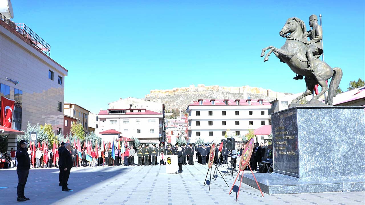 Bayburt’ta 101. Yıl Coşkusu: Çelenk Sunma Töreniyle Başladı