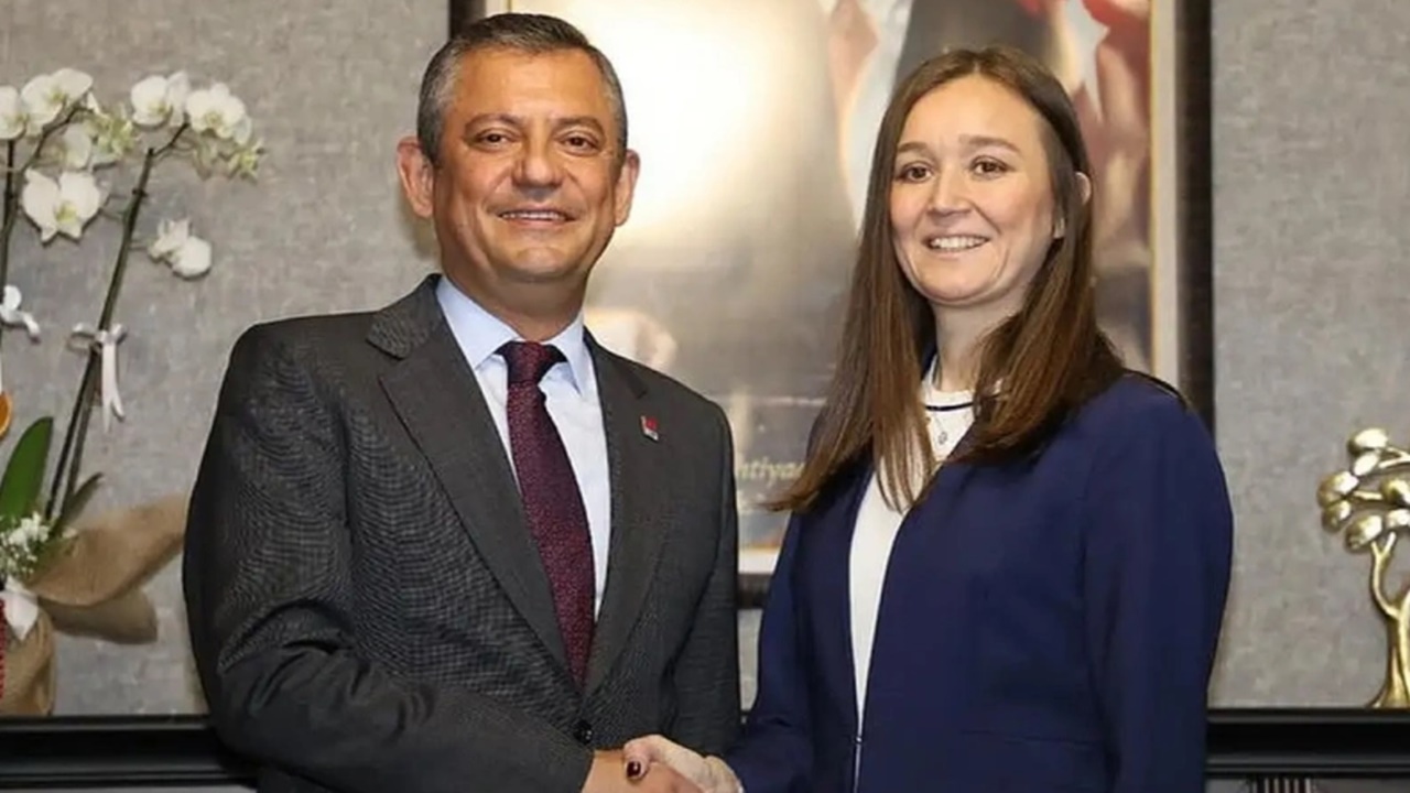 Özgür Özel, 'yasak aşk' iddialarını ortaya atan Kemal Kılıçdaroğlu'na yakın isimlere dava açtı Şehzadeler Belediye Başkanı Gülşah Durbay Özgür Özel ile yasak aşk  iddialarına cevap verdi