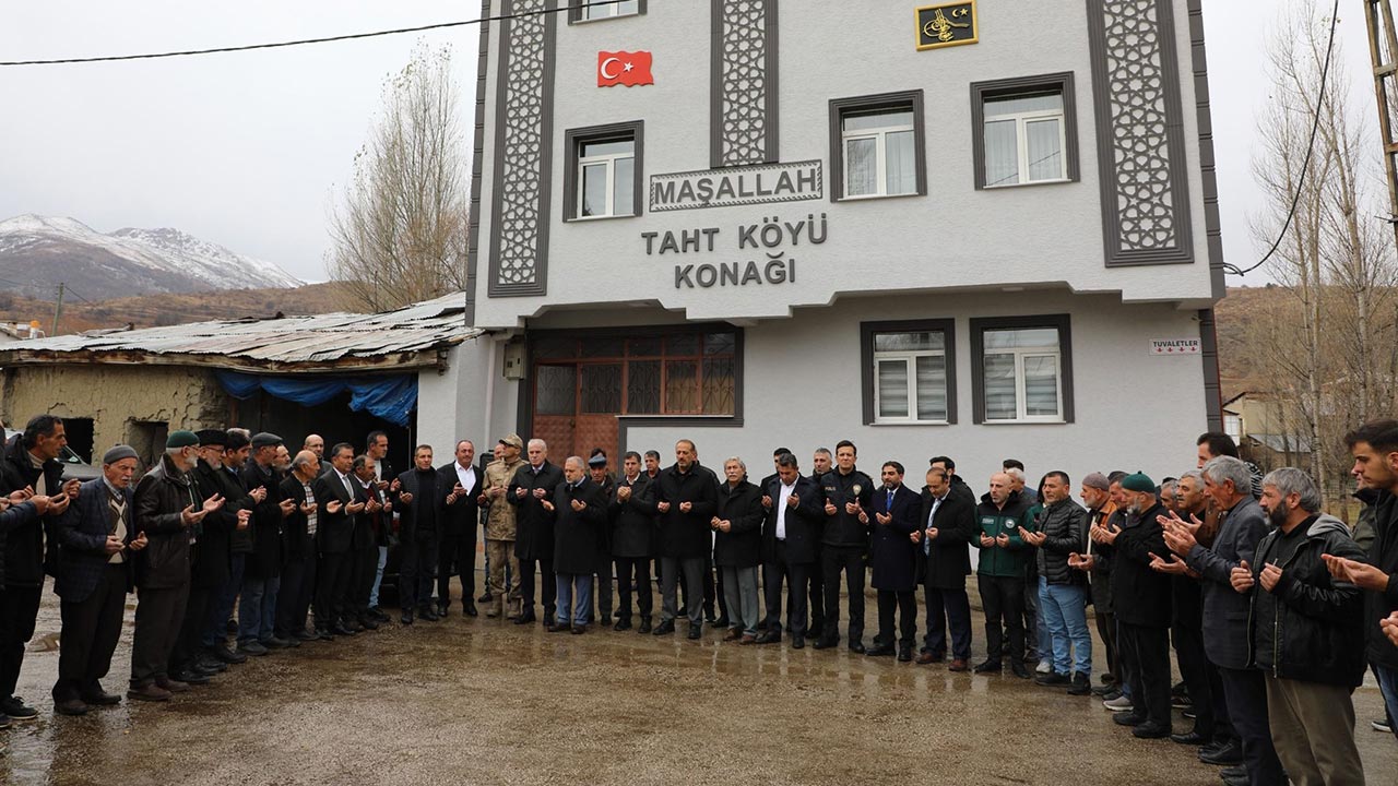 Bayburt'ta Taht Köyü Konağı ve Çeşme Hizmete Açıldı
