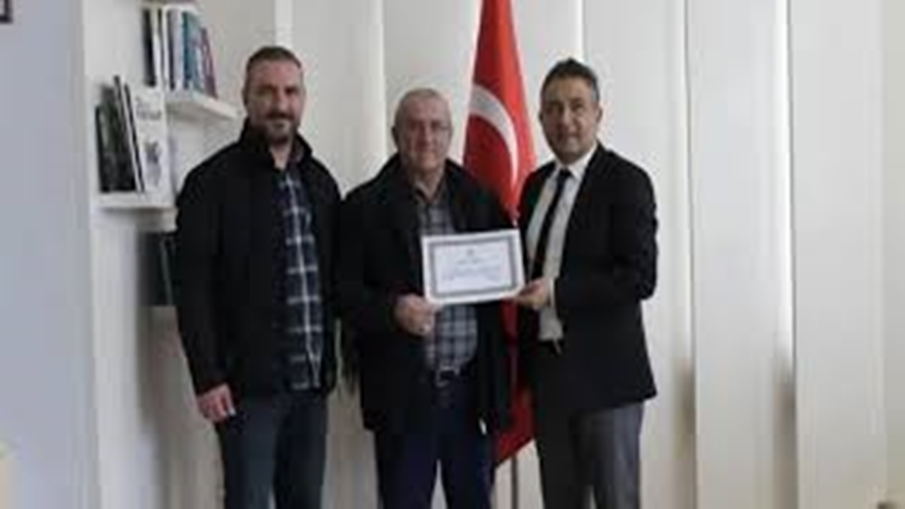 Bayburt’ta emekli öğretmenlere hizmet şeref belgesi takdim edildi