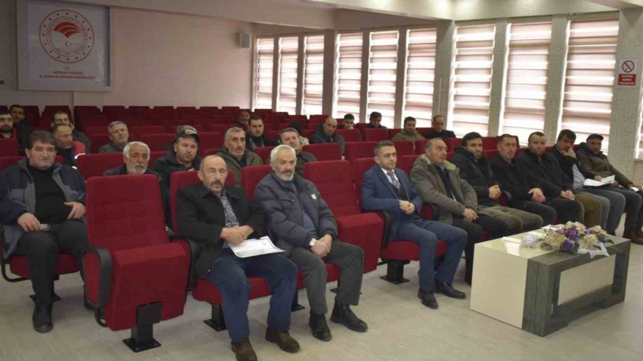 Bayburt’ta canlı hayvan nakli yapan nakil aracı sürücülerine ve bakıcılarına eğitim verildi