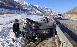 Bayburt’ta devrilen otomobildeki 3 kişi yaralandı