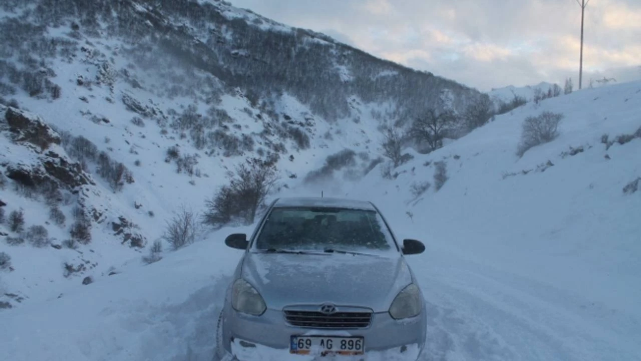 Bayburt’ta kar ve tipi nedeniyle araçlarında mahsur kalan vatandaşlar kurtarıldı