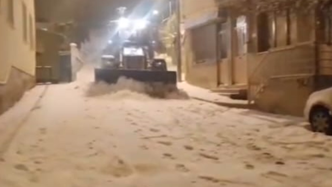 Bayburt Belediyesi kar mesaisinde! Gece gündüz sahadalar