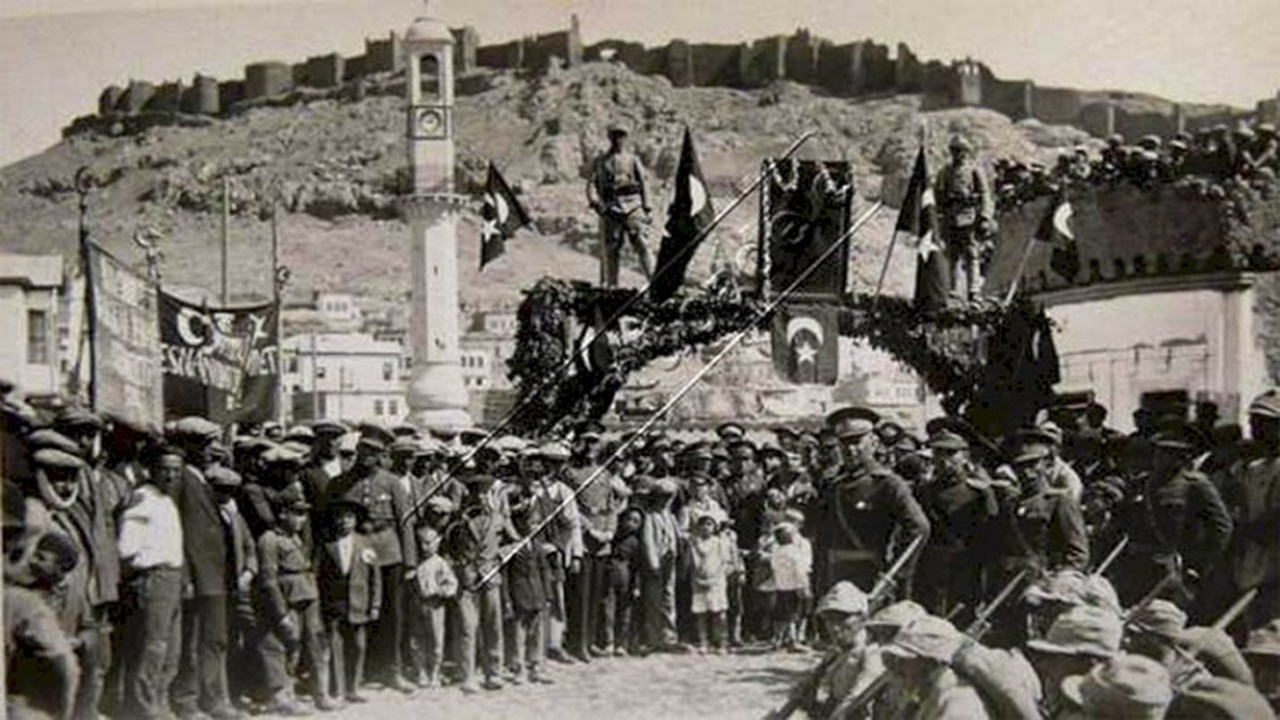 Bayburt Valisi Eldivan’dan kurtuluş mesajı yayımladı!