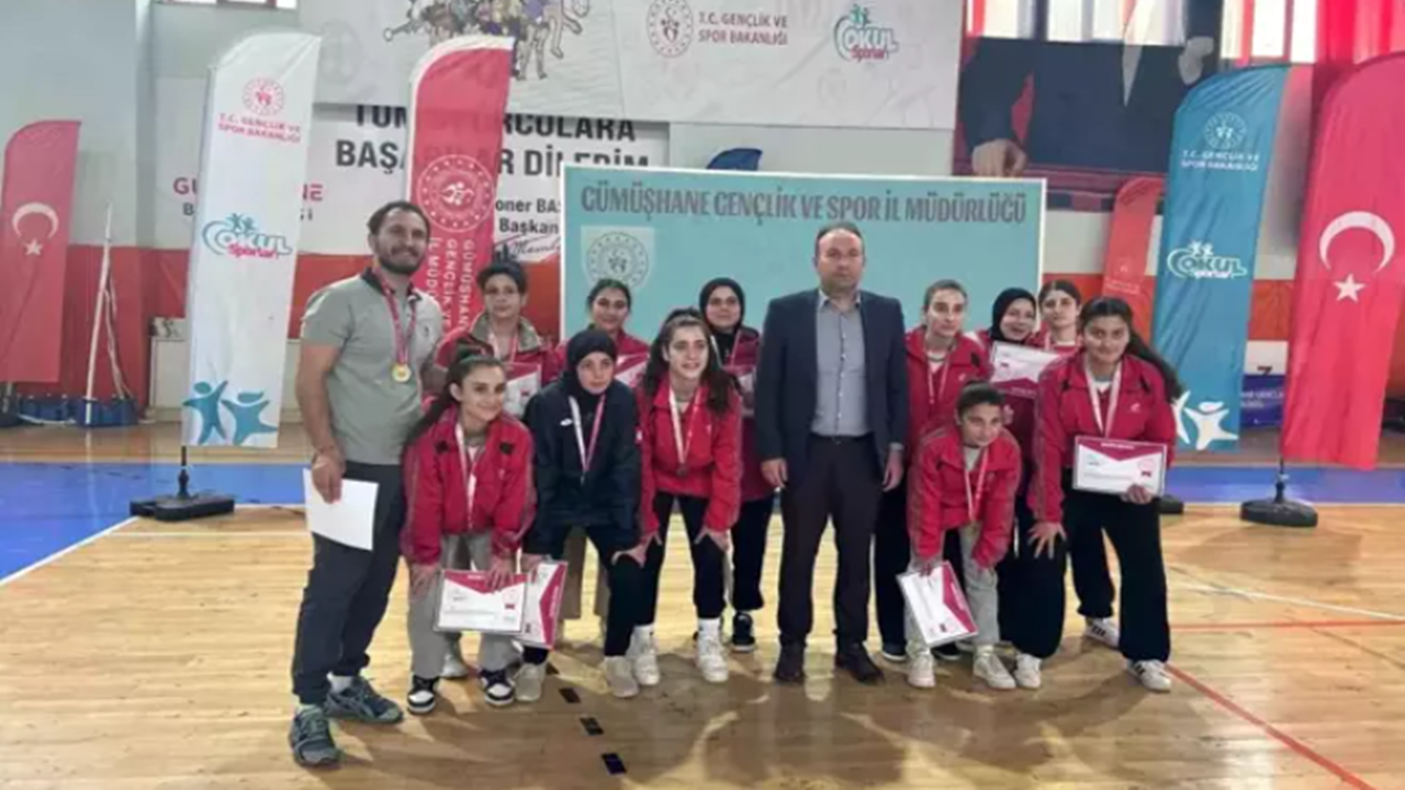 Bayburt Rekabet Kurumu Kız Anadolu Lisesi Futsal Takımı Yarı Finale Yükselmeyi Başardı