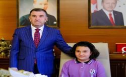 Bayburt Valisi 23 Nisan’a özel temsili olarak koltuğunu devretti