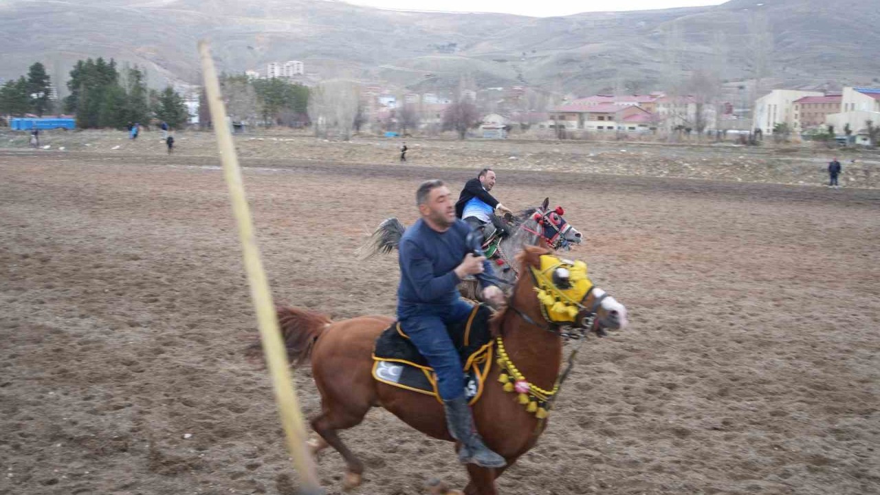 Bayburt’ta bayrama özel cirit: Ramazan Bayramı ciritle uğurlandı