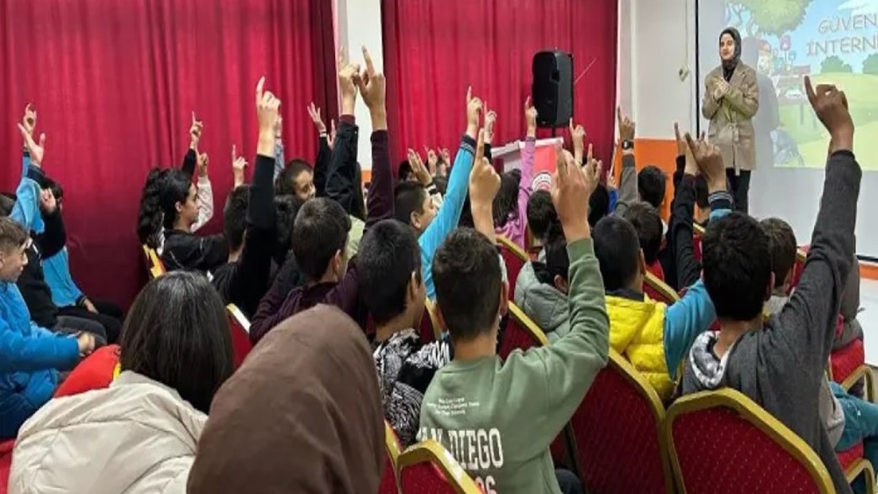 Bayburt’ta bin öğrenciye güvenli internet eğitimi