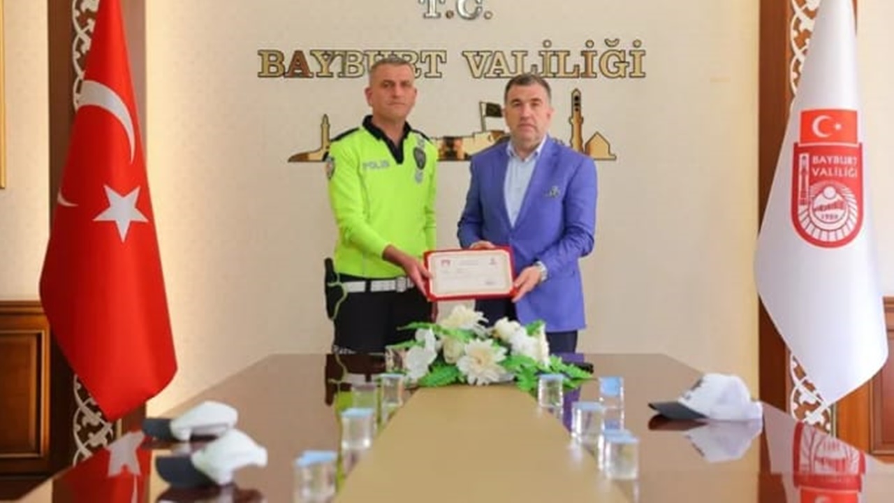 Bayburt’ta Emniyet personeline başarı belgesi! Vali Eldivan takdim etti