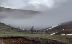 Bayburt’un 2.300 rakımlı yaylasında bahar gecikti: Dumlu köyü kar ve sisle kaplandı