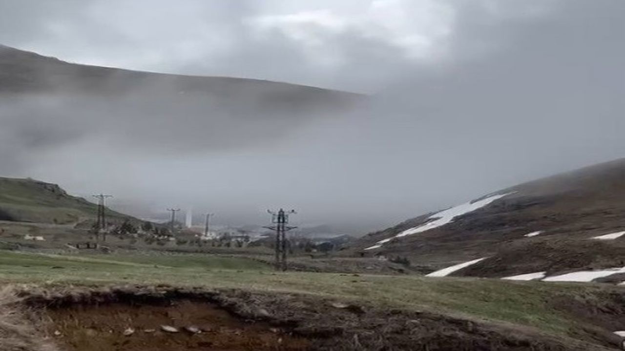 Bayburt’un 2.300 rakımlı yaylasında bahar gecikti: Dumlu köyü kar ve sisle kaplandı